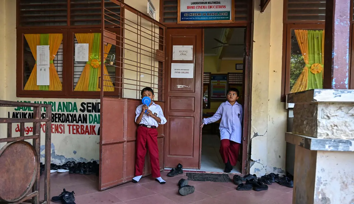 Suhu panas terjadi akibat pemanasan permukaan sebagai dampak dari berkurangnya pembentukan awan dan curah hujan. (CHAIDEER MAHYUDDIN/AFP)
