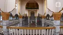 Suasana lantai atas Masjid Jami' Al Munawwar, Jakarta, Kamis (7/5/2020). Meski di tengah ancaman pandemi COVID-19, sejumlah umat muslim tetap memanfaatkan Masjid Jami' Al Munawwar untuk melaksanakan ibadah di bulan suci Ramadan 1441 H. (Liputan6.com/Helmi Fithriansyah)
