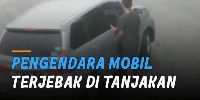 VIDEO: Bantu Pengendara Mobil Terjebak di Tanjakan, Bocah Laki-Laki Bikin Netizen Kagum