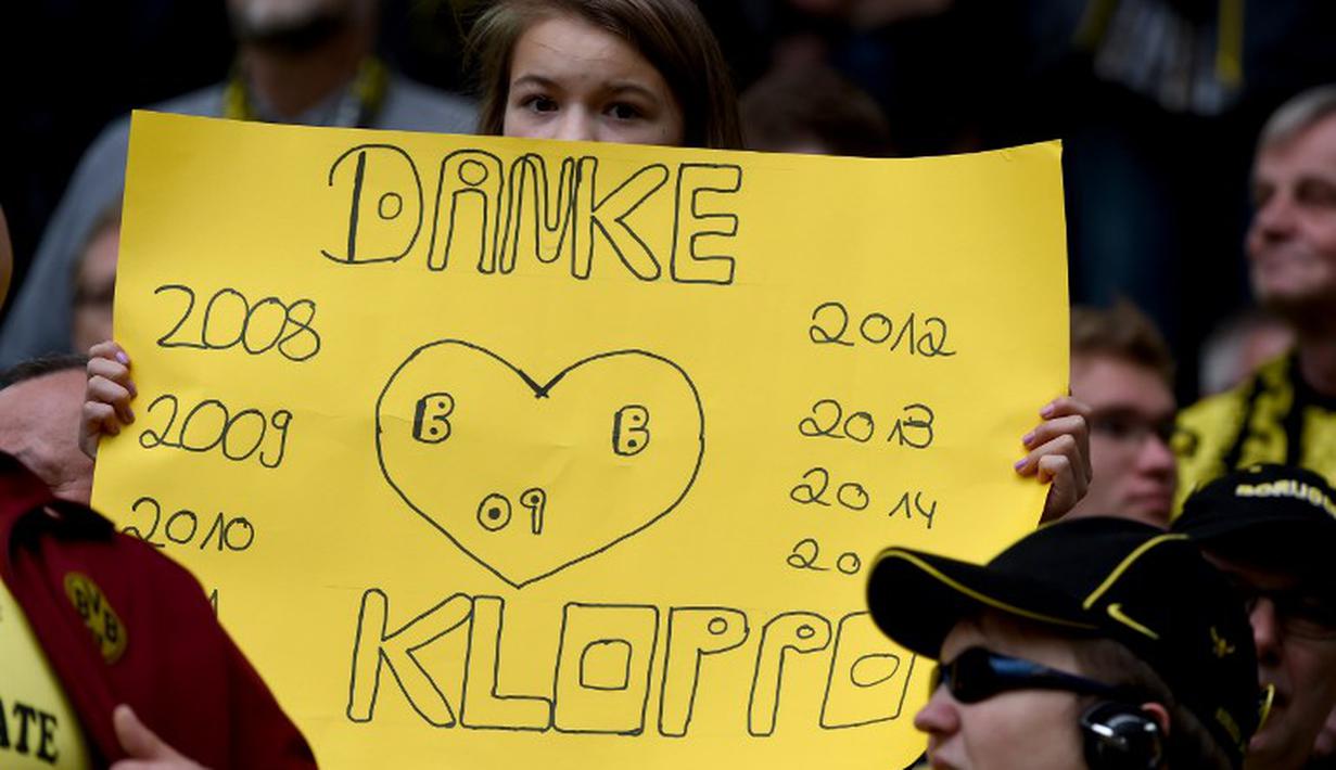 Suporter Borussia Dortmund tampak sedih melepas kepergian Juergen Klopp. (PATRIK STOLLARZ/AFP)