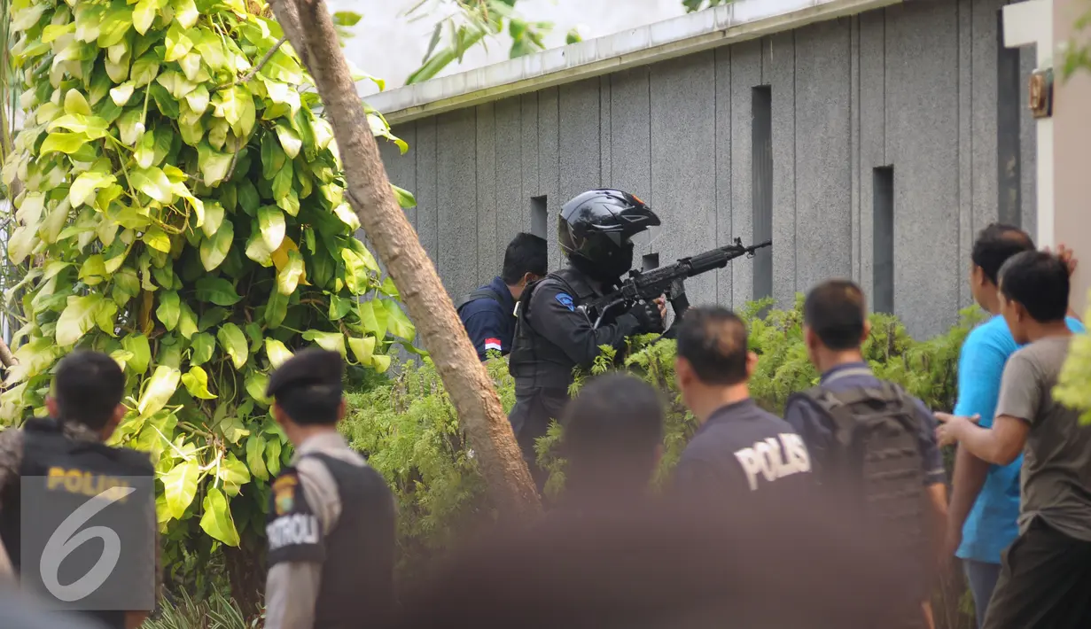 Anggota Brimob bersiap melakukan penyergapan di lokasi perampokan disertai penyanderaan di Kawasan Pondok Indah, Jakarta, Minggu (3/9). Dua tersangka pelaku perampokan disertai penyanderaan dilumpuhkan polisi. (Liputan6.com/Helmi Fithriansyah)