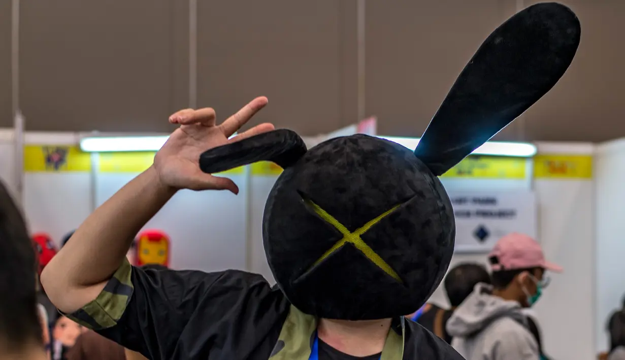 Pengunjung mengenakan topeng kelinci di Festival Pop Culture Popcon Asia 2018 di BSD, Tangerang Selatan, Sabtu (22/9). (AFP PHOTO / BAY ISMOYO)