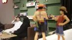 Suami istri berada di Geek Cafe di Jeddah, Arab Saudi, Kamis (11/11/2021). Geek Cafe merupakan salah satu yang terbaru dalam daftar restoran Jepang yang berkembang. (AP Photo/Amr Nabil)