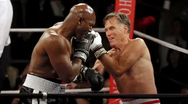 Mantan Capres Amerika Serikat, Mitt Romney melawan mantan juara dunia tinju kelas berat, Evander Holyfield di Salt Lake City, AS, Jumat (15/5/). Ini merupakan pertarungan amal guna menghimpun dana untuk lembaga Charity Vision. (REUTERS/Jim Urquhart)