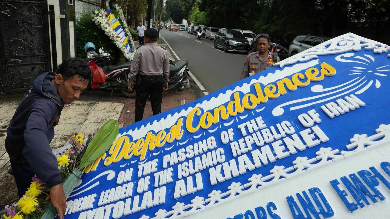FOTO: Karangan Bunga Duka Cita untuk Ayatollah Ali Khamenei di Jakarta