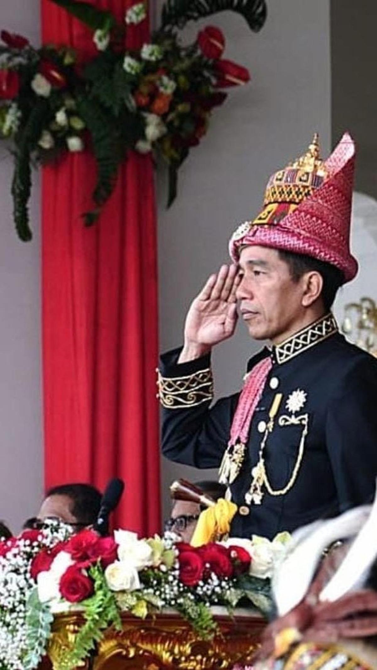 Baju Linto Baro Tahun 2018, baju adat yang Presiden Jokowi pakai berasal dari daerah Aceh. Baju Linto Boro ini terdiri dari penutup kepala (Kupiah Meukeutop) yang terbuat dari kain tetron berwarna merah, kuning, hijau, dan hitam.