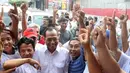 Menteri Perhubungan Budi Karya Sumadi foto bersama sopir angkot saat nongkrong bareng di Tangerang, Banten, Sabtu (26/1). Budi mendengar banyak masukan dari para sopir angkot tentang permasalahan yang mereka alami. (Liputan6.com/Angga Yuniar)