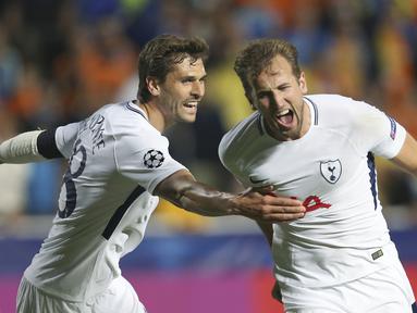 Ekpresi pemain Tottenham, Harry Kane (kanan) setelah membobol gawang APOEL Nicosia pada laga grup H Liga Champions di GSP stadium,  Nicosia, Siprus, (26/9/2017). Tottenham menang 3-0. (AP/Petros Karadjias)