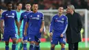  Pelatih Chelsea Jose Mourinho berbicara dengan Eden Hazard dan pemain lainya usai kalah dari Stoke City di Stadion Britania, Inggris, Rabu (28/10/2015) dini hari. Chelsea kalah 4-5. (Reuters / Alex Morton)