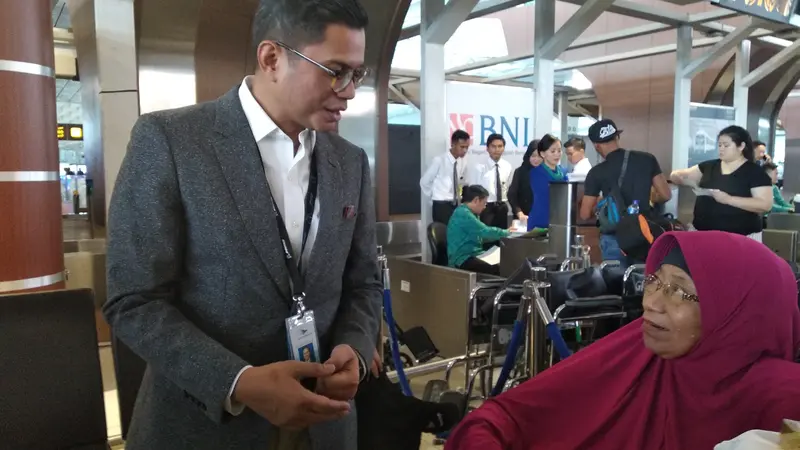 Direktur Utama Garuda Indonesia Pahala N Mansury meninjau kesiapan operasional Lebaran 2018 di Terminal 3 Bandara Internasional Soekarno-Hatta, Tangerang (11/6). (Dok Merdeka.com/Wilfridus Setu Umbu)