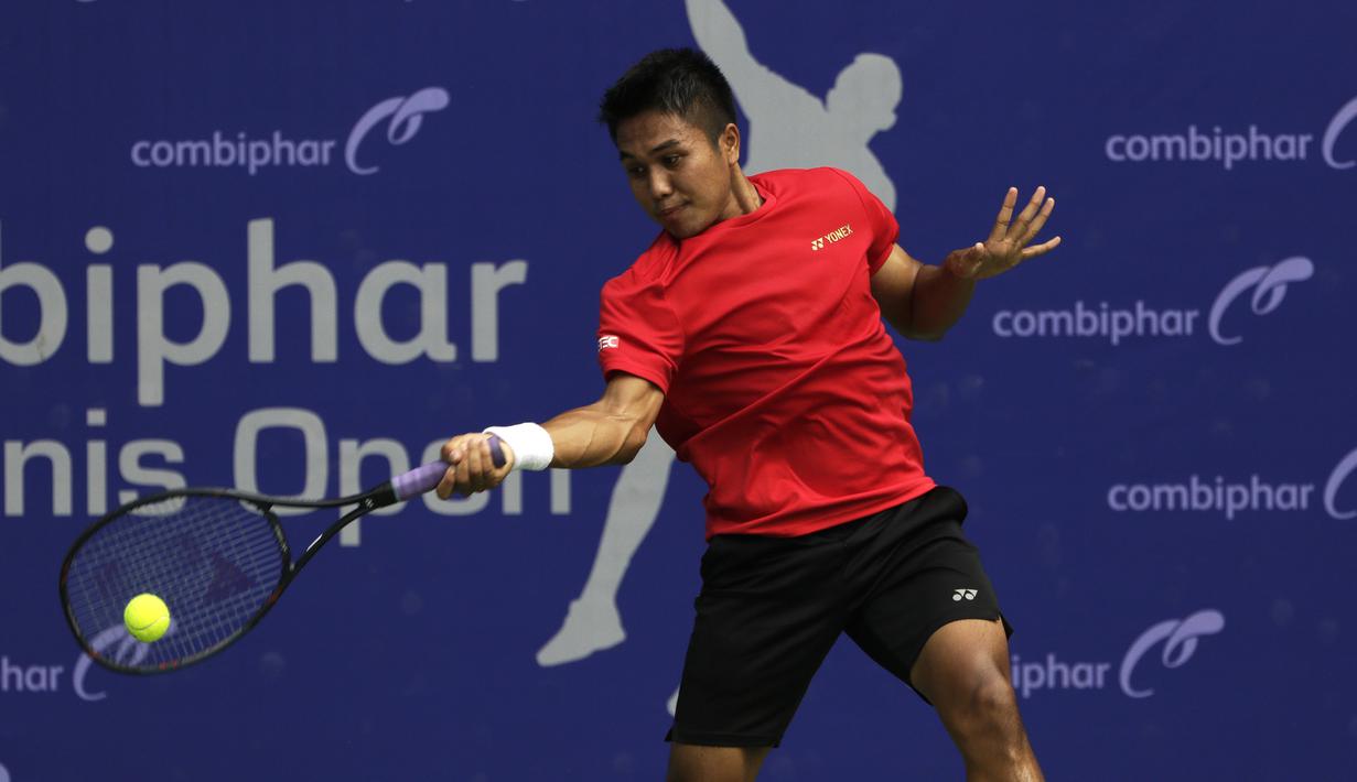 Ganda Putra Indonesia, M Rifqi, memukul bola saat melawani ganda India pada laga Combiphar Tennis Open 2019 di Hotel Sultan, Jakarta, Kamis (8/8). Rifqi/Anthony kalah 5-7 dan 1-6. (Bola.com/Yoppy Renato)
