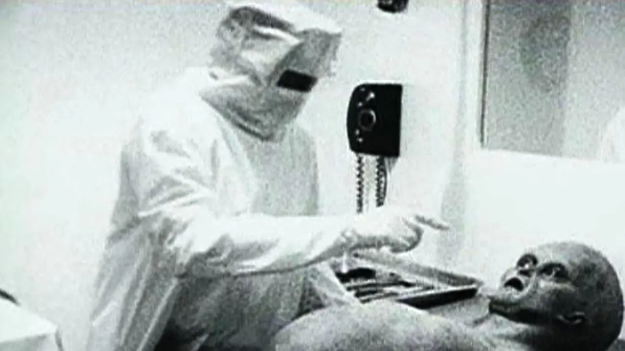 Deretan Informasi Hoax Terbesar Dunia Dari Alien Hingga Hitler