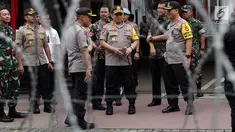 Kapolda Metro Jaya Irjen Pol Gatot Eddy Pramono (tengah) bersama Kapolres Jakarta Pusat Kombes Pol Harry Kurniawan meninjau situasi dan kondisi pengamanan sekitar gedung Mahkamah Konstitusi, Jakarta, Jumat (14/6/2019). (Liputan6.com/Helmi Fithriansyah)