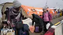 Pengungsi Ukraina tiba di perbatasan di Medyka, Polandia tenggara, pada Rabu (30/3/2022). Badan pengungsi PBB mengatakan kini lebih dari 4 juta orang telah meninggalkan Ukraina, tonggak baru dalam krisis pengungsi terbesar di Eropa sejak Dunia Perang II. (AP/Sergei Grits)