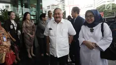 Gubernur Sumsel, Alex Noerdin tiba untuk menjenguk korban ambruknya balkon BEI di RS Siloam, Jakarta, Selasa (16/1). Puluhan pengunjung yang merupakan mahasiswa Universitas Bina Darma menjadi korban peristiwa tersebut. (Liputan6.com/Arya Manggala)