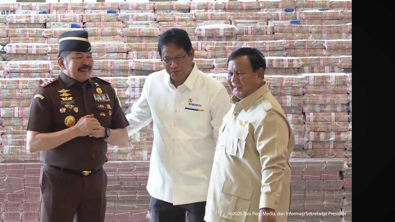 Momen Prabowo Saksikan Tumpukan Uang Rp 13,2 T Hasil Sitaan Korupsi CPO Diserahkan ke Negara
