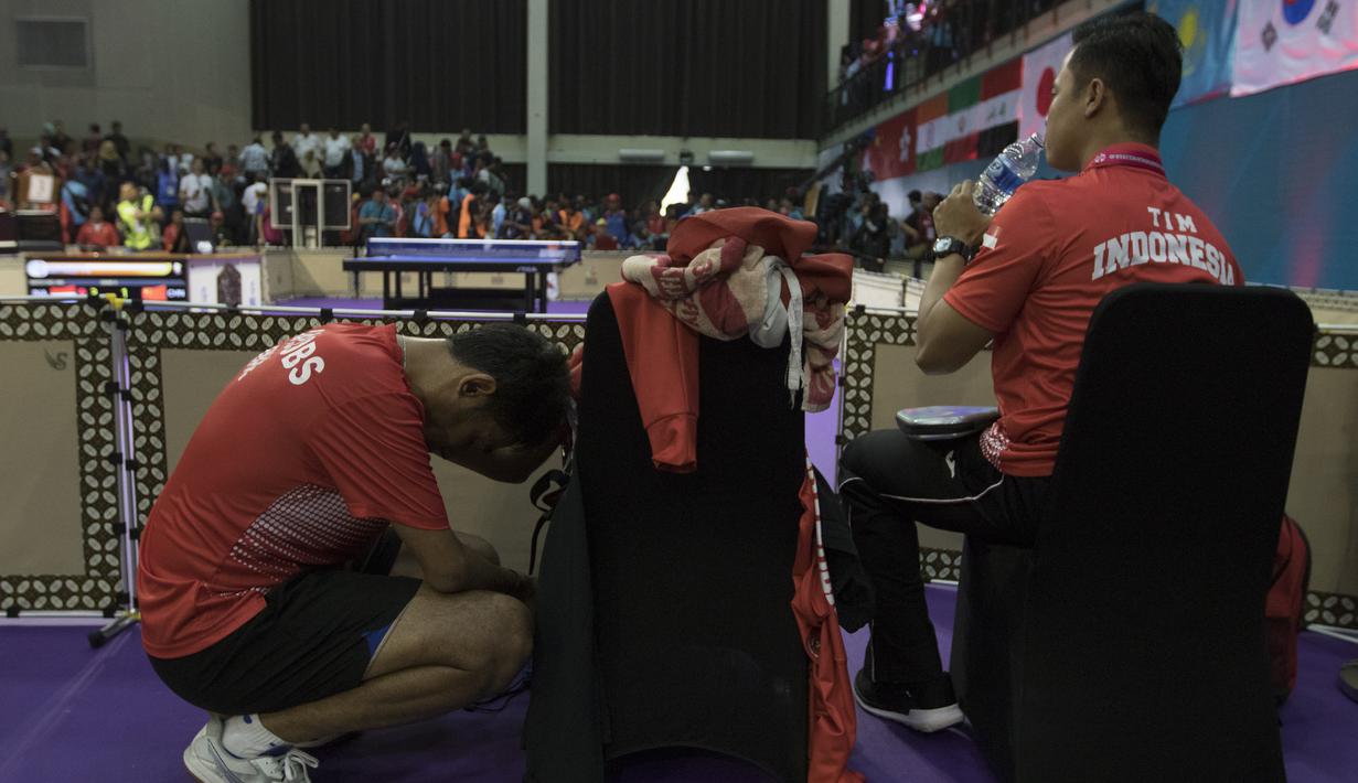 Petenis meja Indonesia, David Jacobs, berdoa usai meraih medali emas Asian Para Games cabang tenis meja TT 10 di Ecovention Ancol, Jakarta, Selasa (9/10/2018). (Bola.com/Vitalis Yogi Trisna)