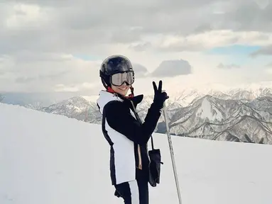 Sudah sejak 28 Desember kemarin, Dian Sastrowardoyo berada di Negeri Sakura. Dalam unggahan Instagramnya ia pertama kali memperlihatkan momen saat berada di Kyoto, Jepang. Menikmati momen liburan akhir tahun, Dian Sastro juga mencoba bermain ski salju bersama suami. (Liputan6.com/IG/@therealdisastr)