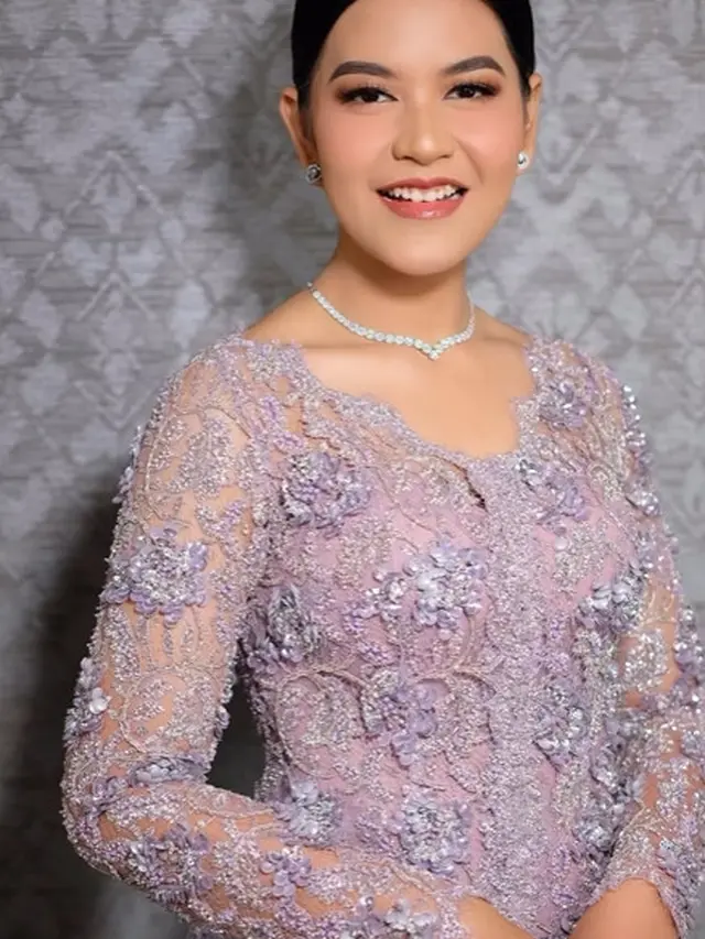 Potret Menawan Khas Ibu Pejabat Kahiyang Ayu Saat Pelantikan Kepala Daerah, Pakai Kebaya Lilac dan Ulos