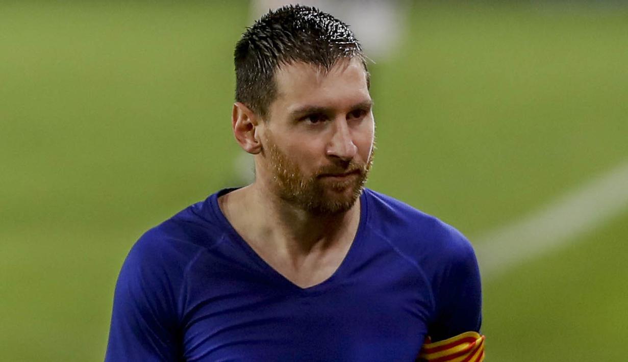 Striker Barcelona, Lionel Messi, tampak kecewa usai ditaklukkan Sevilla pada laga leg pertama semifinal Copa del Rey di Estadio Ramon Sanchez Pizjuan, Kamis (11/2/2021). Barcelona tumbang dengan skor 2-0. (AP/Angel Fernandez)