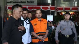 Bupati Pemalang Anom Widiyantoro berjalan menuju mobil tahanan usai menjalani pemeriksaan di Gedung Merah Putih KPK, Jakarta, Kamis (30/7/2026). (KLY/ Arie Basuki)