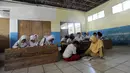 Guru menerangkan pelajaran kepada murid di SDN Kertajaya 2, Rumpin, Bogor 22/7/2019). Sekolah dengan jumlah 280 murid  dan hanya berjarak sekitar 50 km dari ibukota ini tidak dilengkapi WC dan perpustakaan. (merdeka.com/Arie Basuki)