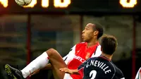 Mantan penyerang Arsenal, Thierry Henry, berhasil mencetak gol spektakuler ke gawang Manchester United pada laga pekan ketujuh Premier League 2000-2001, 1 Oktober 2000. Gol Henry membuat The Gunners menang 1-0. (AFP/Adrian Dennis)