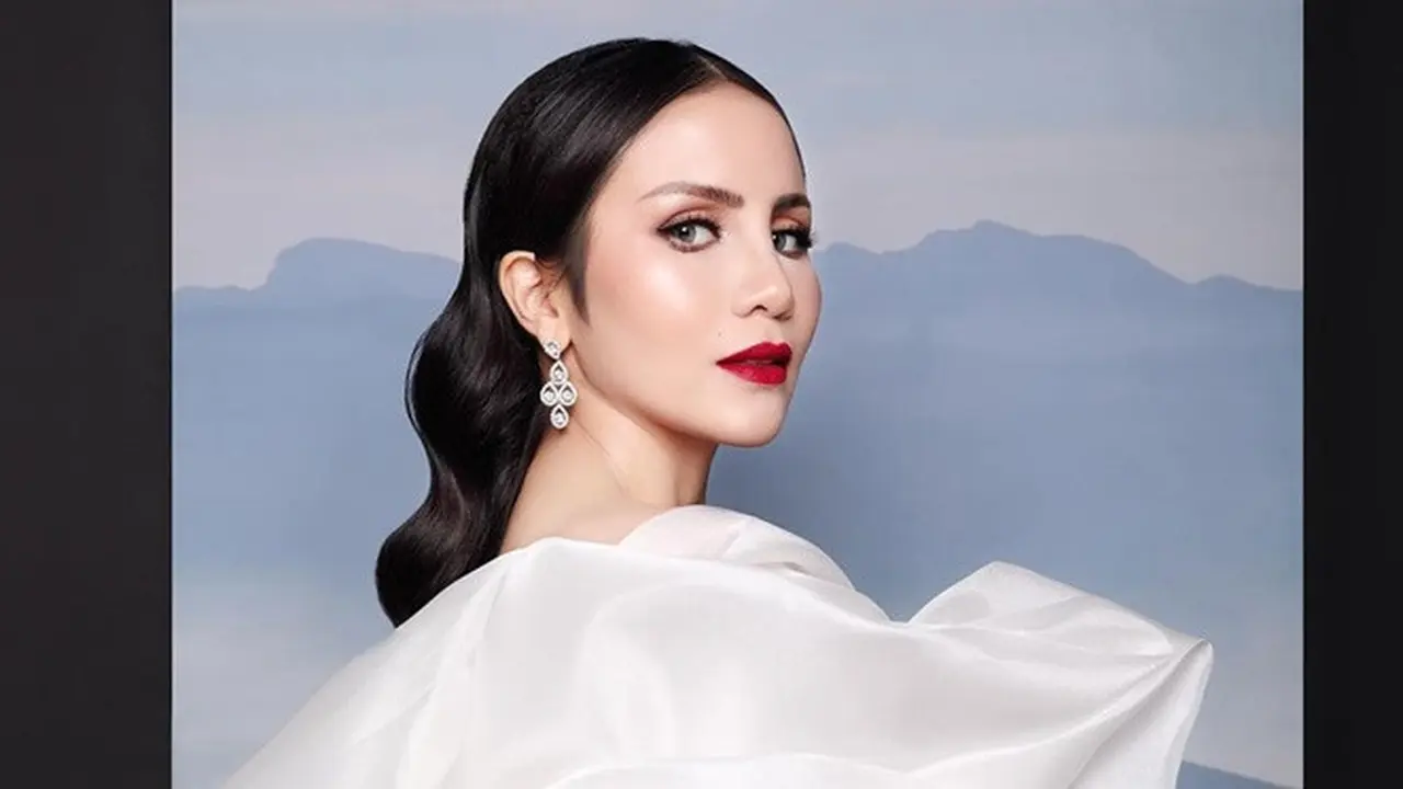 6 Gaya Pemotretan Momo Geisha dengan Makeup Tebal, Banjir Pujian