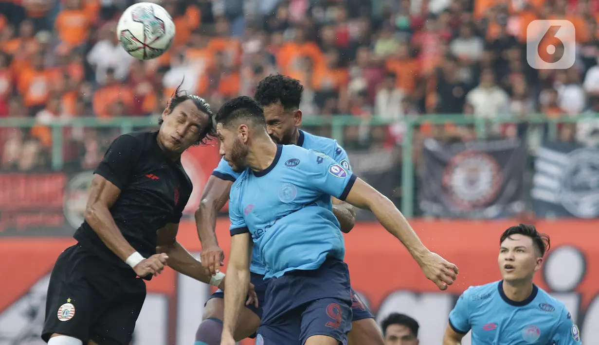 Pemain belakang Persija, Hansamu Yama Pranata (kiri) berebut bola atas dengan pemain Sabah FC pada laga uji coba internasional di Stadion Patriot Candrabhaga, Kota Bekasi, Minggu (5/6/2022). Persija kalah 1-2 dari Sabah FC. (Liputan6.com/Helmi Fithriansyah)