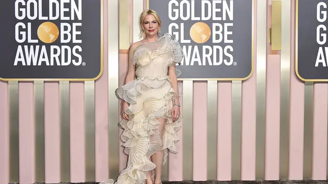 Michelle Williams dalam Golden Globes 2023. (Jordan Strauss/Invision/AP)