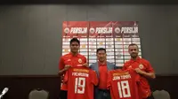 Konferensi pers perkenalan pemain baru Persija Jakarta, Fachruddin Aryanto dan Joan Tomas di Bekasi, Sabtu (31/8/2019). (Bola.com/Muhammad Adiyaksa).