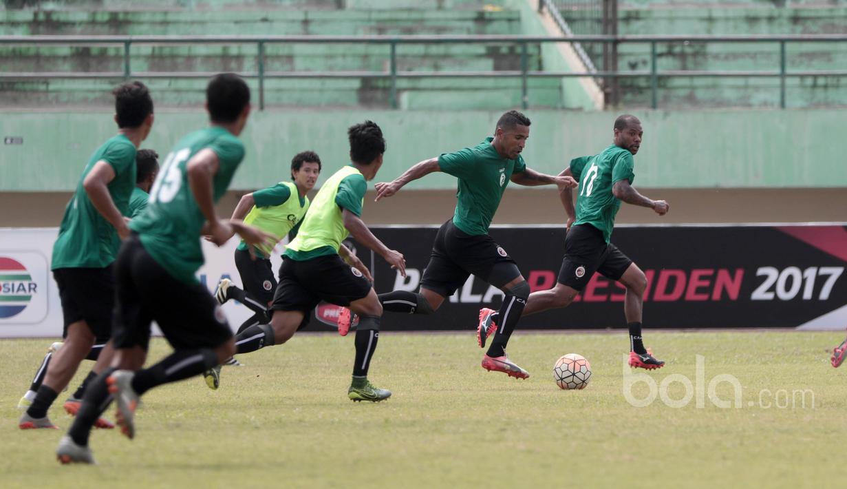 Alberto Goncalves menjadi salah satu andalan Sriwijaya FC untuk membongkar pertahanan Arema FC pada laga delapan besar di Stadion Manahan, Solo, Jumat (24/2/2017). (Bola.com/Nicklas Hanoatubun)