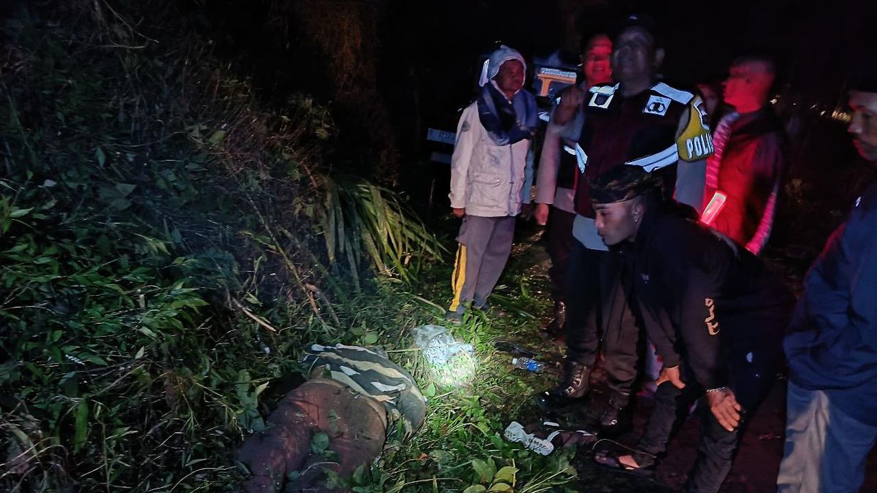 Camat Poncokusumo, Didik Agus Mulyono, dalam keterangannya, mobil yang mengalami kecelakaan berplat nomor B-1683-TJG. Kendaraan belum diketahui jenisnya tersebut berpenumpang 9 orang.<br>