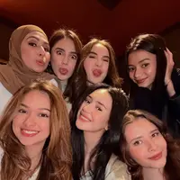 Momen terbaru memperlihatkan mereka kembali berkumpul untuk berbuka puasa bersama, sekaligus menjadi ajang nostalgia kecil yang manis bagi para penggemar. [@bebytsabina].