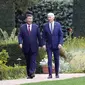 Pemimpin China Xi Jinping dan Presiden AS Joe Biden bertemu di sela-sela APEC, mereka berjalan di Filoli Estate, Woodside, Californa. (AP, Pool)