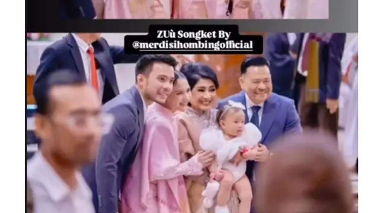 6 Potret Jessica Mila di Pembaptisan Putrinya, Padukan Songket dan Kebaya Pink