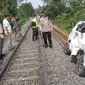 Minibus jenis Sigra berwarna putih risngsek setelah tertabrak kereta api di perlintasan tanpa palang pintu di Jalan Sebiay, Kecamatan Natar, Lampung Selatan. Foto : (Istimewa).