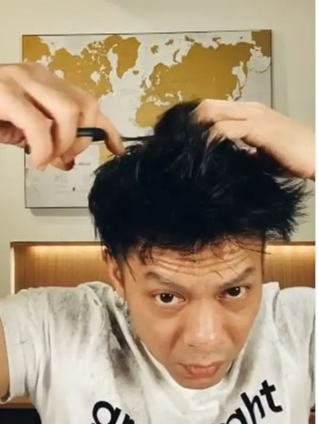 6 Potret Kesederhanaan Ariel NOAH, Tak Malu Makan di Warteg