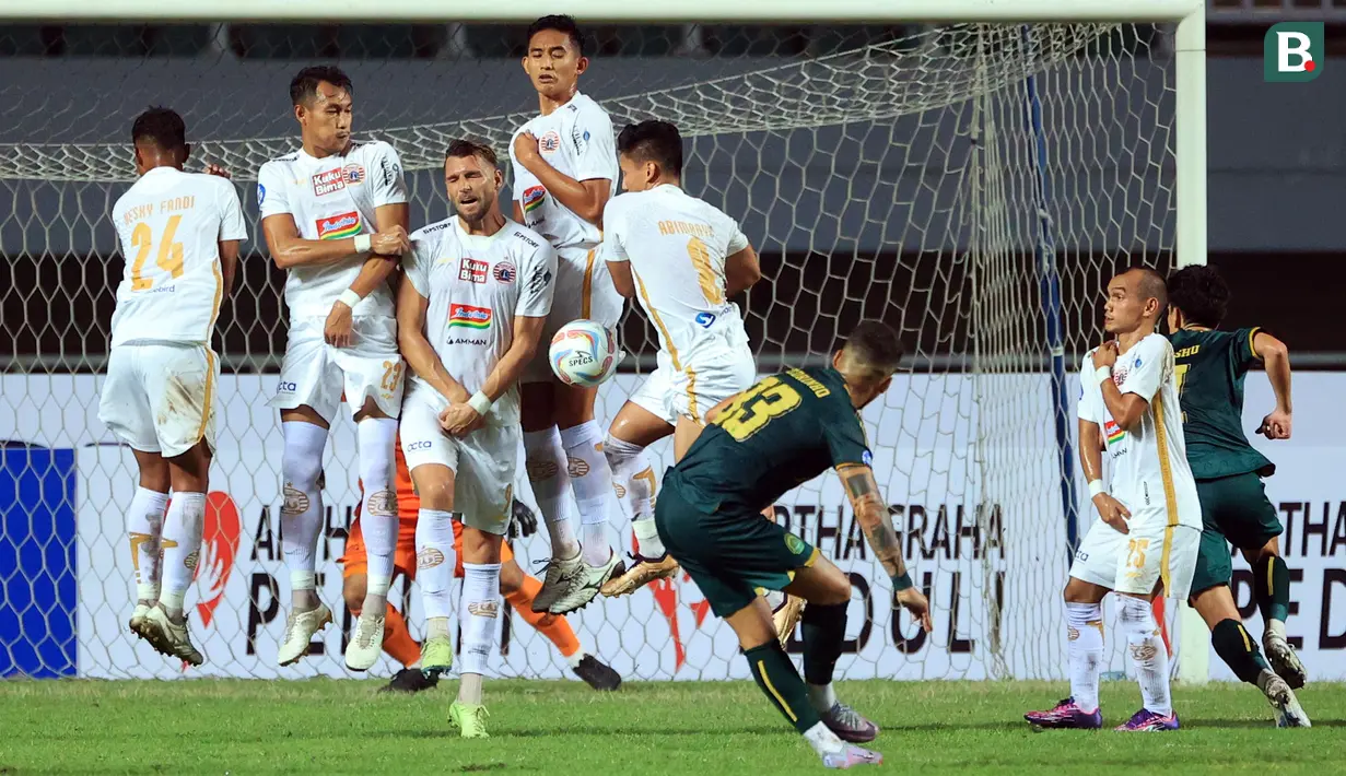 Pemain Persija Jakarta, Marko Simic (kiri ketiga) berusaha membendung bola bersama rekannya pada laga pekan kedua BRI Liga 1 2023/2024 melawan Persikabo 1973 di Stadion Pakansari, Cibinong, Bogor, Minggu (9/7/2023). (Bola.com/M Iqbal Ichsan)