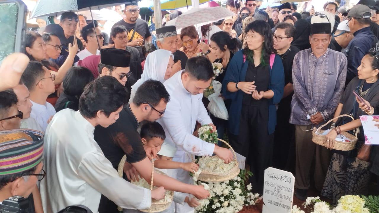Ray Sahetapy dimakamkan di Taman Pemakaman Umum (TPU) Tanah Kusir, Jakarta Selatan, Jumat (4/4/2205).(M.Altaf Jauhar)