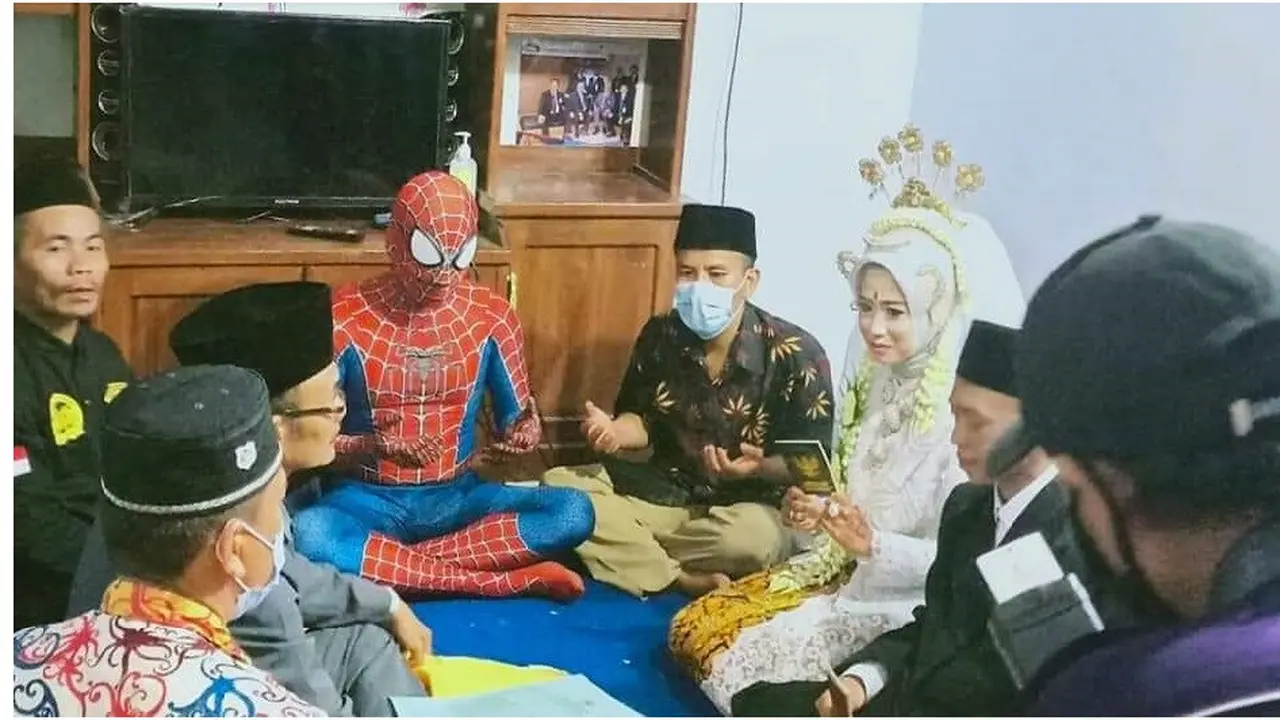 6 Potret Tamu Pernikahan Pakai Kostum Superhero Ini Nyeleneh Banget
