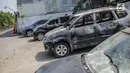 Kondisi mobil yang dibakar dan dirusak massa pasca bentrok pengunjuk rasa dan polisi di Polsek Tanah Abang, Jakarta, Selasa (1/10/2019). Mobil yang sedang terparkir tersebut diduga telah dibakar oleh para demonstran sekitar pukul 22.00 WIB. (Liputan6.com/Faizal Fanani)