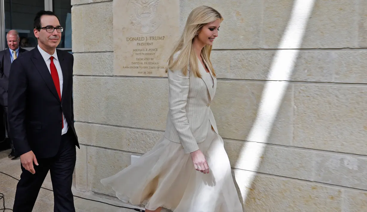 Putri Donald Trump Ivanka Trump didampingi Menteri Keuangan AS, Steve Mnuchin berjalan usai membuka plakat saat peresmian pembukaan kedutaan AS di Yerusalem (14/5). (AFP/Menahem Kahan)