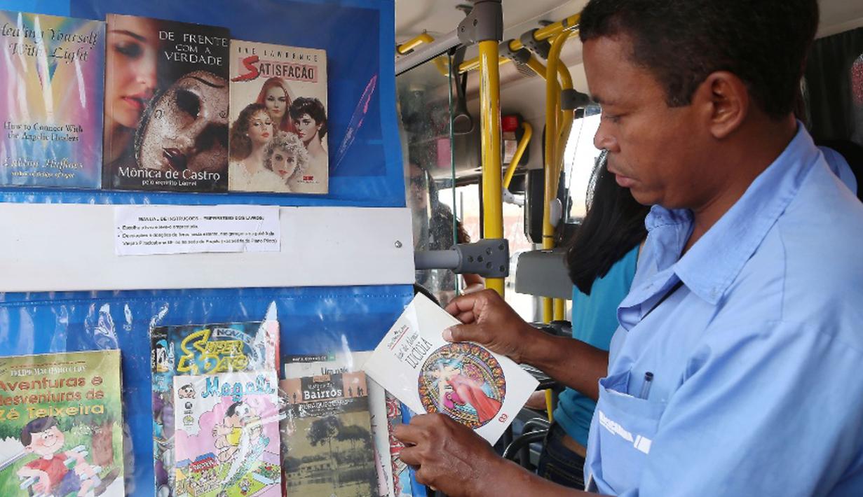Kolektor bus di Brazil bernama Antonio da Conceição Ferreira, terinspirasi oleh kekasihnya untuk mengubah sebuah bus yang dia kendarai menjadi perpustakaan kecil. Awalnya terdapat 15 buku di perpustakaan ini. (www.oddee.com)