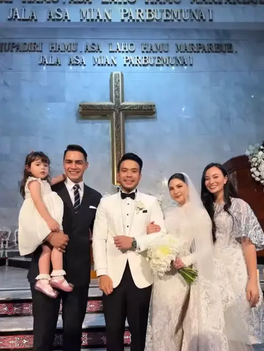 Asmirandah memiliki hubungan yang sangat dekat dengan Jessica Mila. Karena itulah, dia hadir di hari bahagia Mila bersama suami dan sang buah hati. [Instagram/asmirandah]