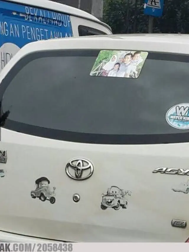6 Stiker 'Happy Family' di Kaca Mobil Ini Nyeleneh Banget, Bikin Ketawa