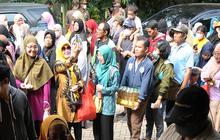 FOTO: Operasi Pasar Bulog, Warga Bekasi Utara Antusias Antre Beras SPHP yang  Harganya Terjangkau