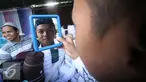 Seorang santri mencoba peci yang di tawarkan dengan kisaran harga Rp 5000 hingga Rp 55.000 di halaman masjid Ageng, Solo, Jawa Tengah, Sabtu (25/6). Omzet penjualan pedagang mengalami peningkatan selama bulan ramadan. (Liputan6.com/Boy Harjanto)