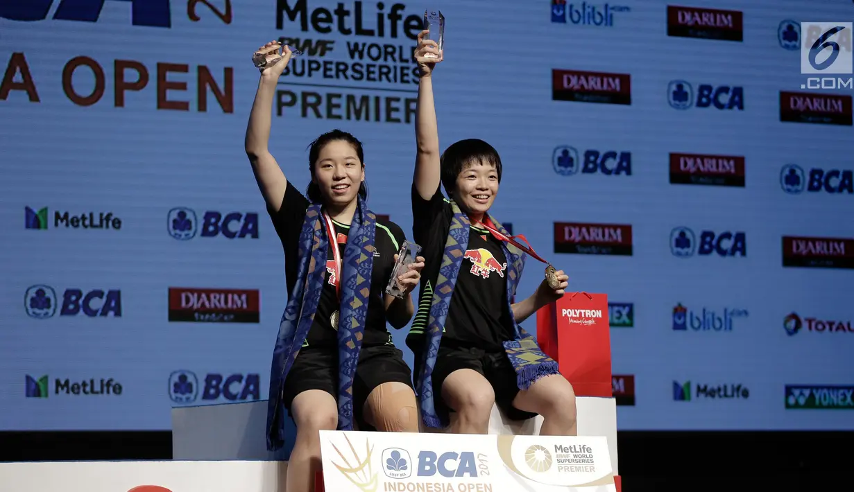 Ganda putri China Chen Qingchen dan Jia Yifan mengangkat trofi usai memenangkan final kejuaraan BCA Indonesia Open 2017 di Jakarta, Minggu (18/6). Chen Qingchen dan Jia Yifan menang dengan skor 21-19, 15-21, 21-10. (Liputan6.com/Faizal Fanani)