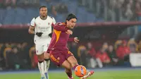 Pemain Roma, Paulo Dybala, melepaskan tembakan dalam pertandingan Serie A melawan AC Milan di Olimpico, Senin (26/1/2026). (AP Photo/Gregorio Borgia)